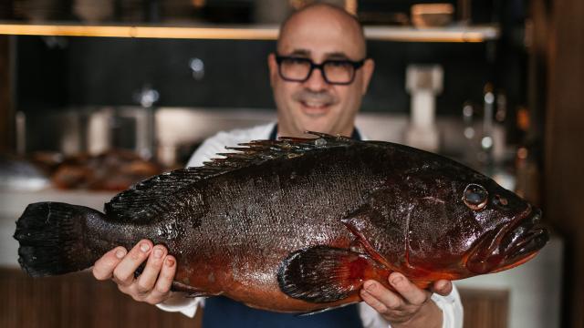 Carlos del Portillo muestra uno de sus pescados en su restaurante Bristronómika.