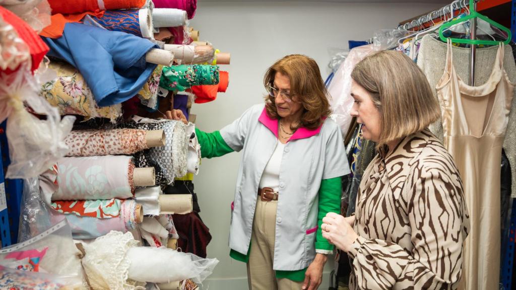 Entre telas eligiendo la adecuada para confeccionar el vestido de chulapa.