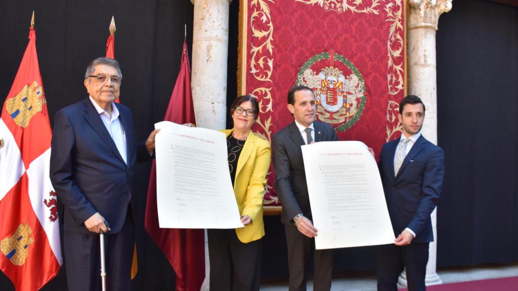 El presidente de la Diputación, Conrado Íscar, el presidente de Fundación Godofredo Garabito Gregorio, Guillermo Garabito, el premio Cervantes Sergio Ramírez, y Paula Cadenas, hija del premio Cervantes, Rafael Cadenas