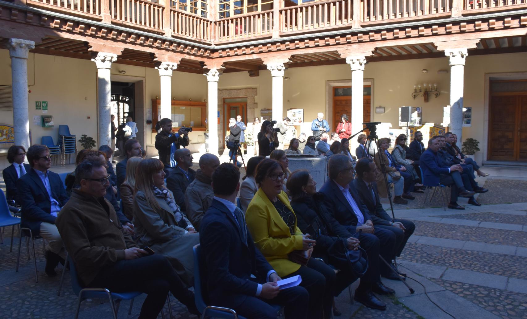 Los asistentes al acto del Palacio Pimentel