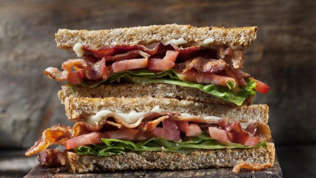 Un sándwich BLT (de beicon, lechuga y tomate)
