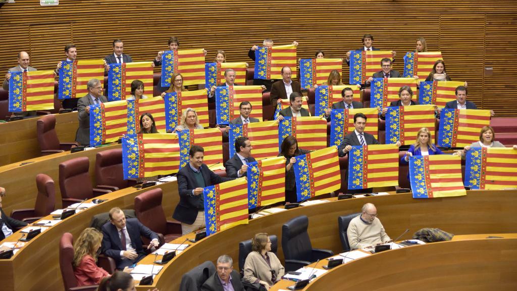 Los diputados del PP con la Senyera en el pleno que se derogó la ley