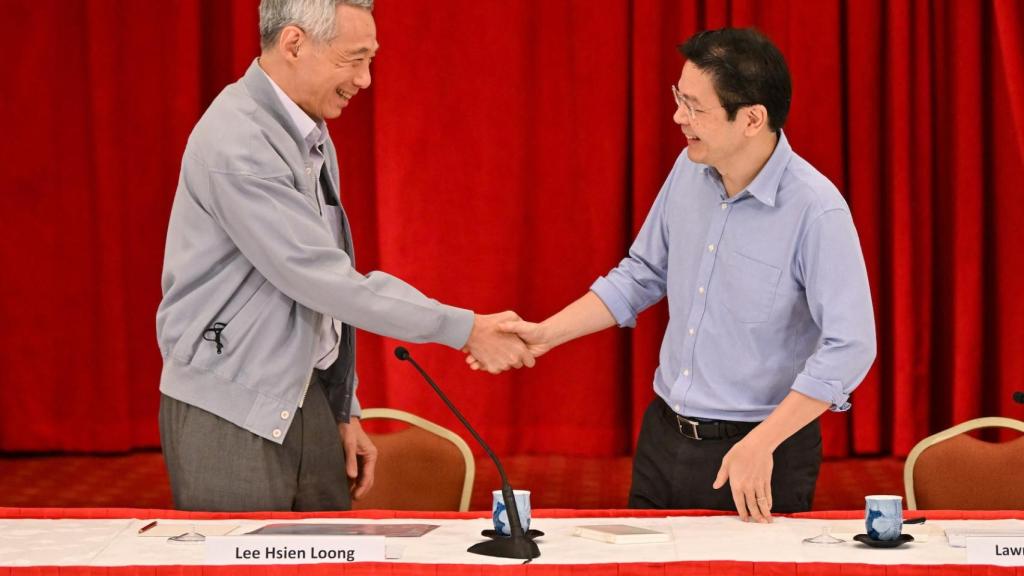 Lee Hsien Loong saluda al ministro de Finanzas Lawrence Wong.
