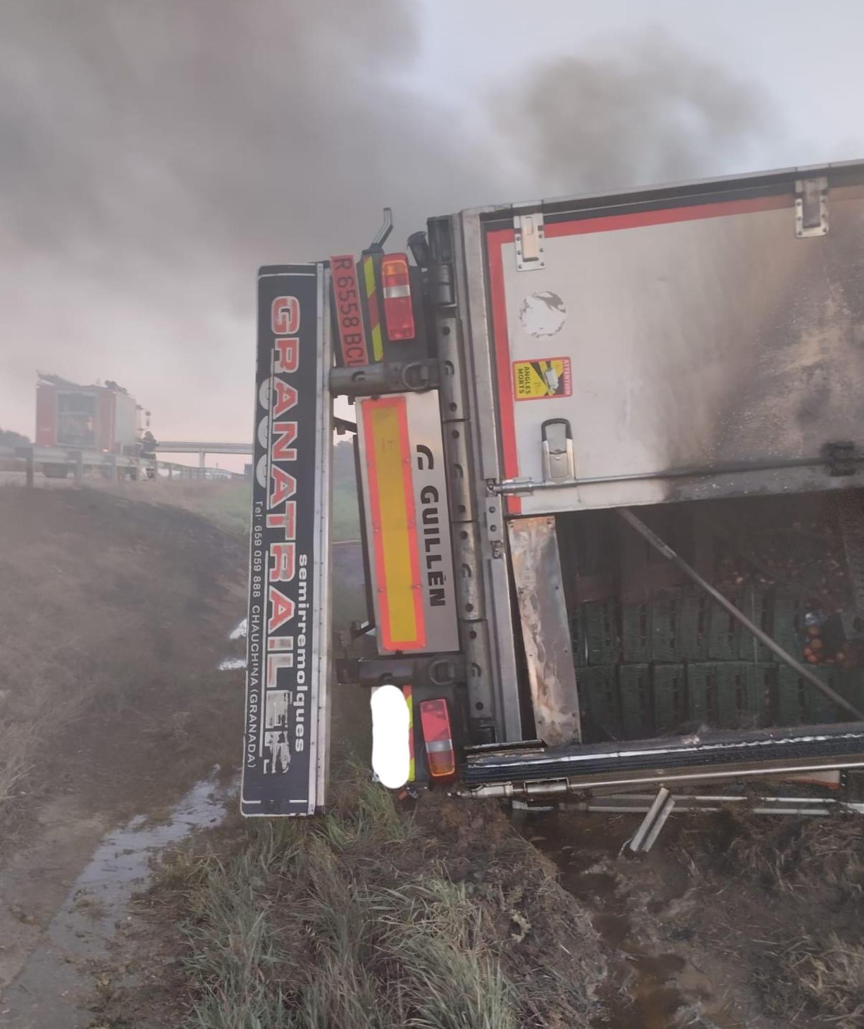 Accidente e incendio de un camión en la A-6 en Villalpando