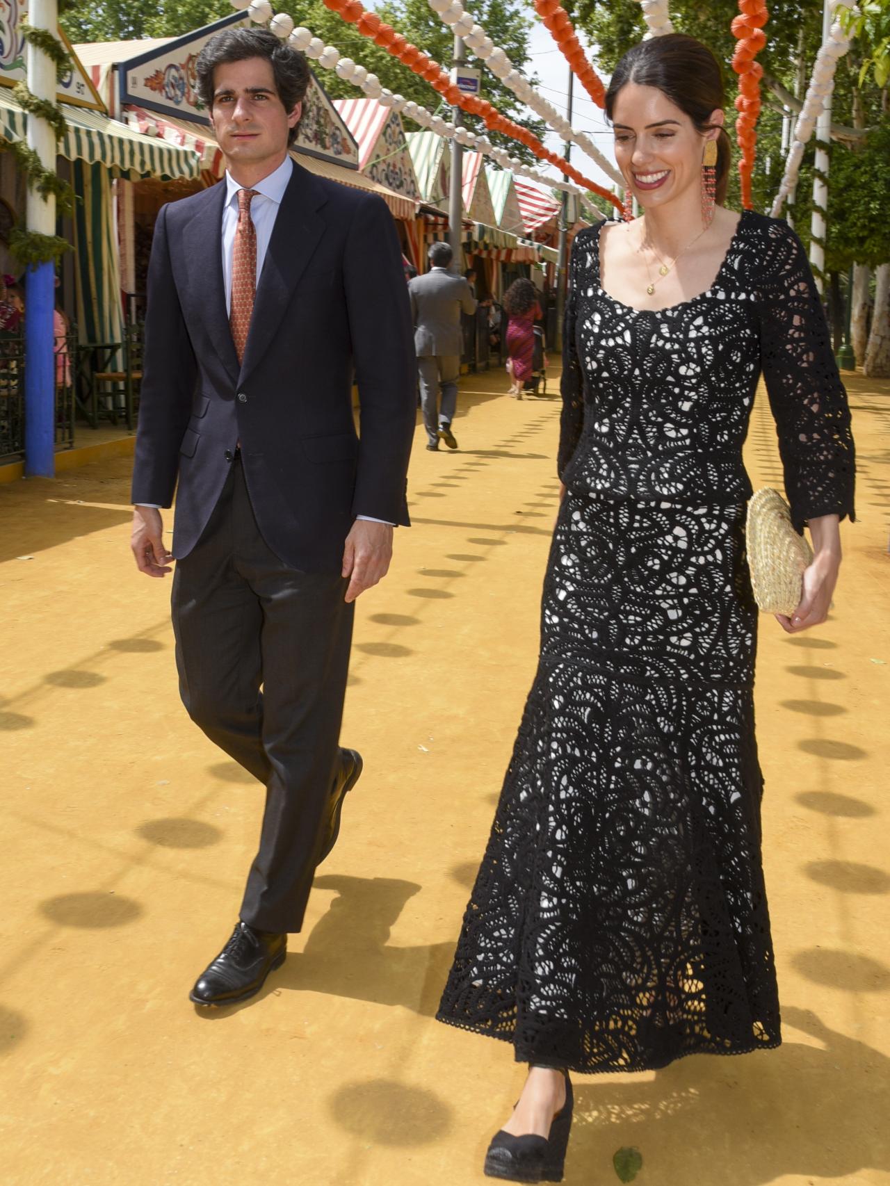 Los duques de Huéscar en la Feria de Sevilla. Ella luce bolso de Zahati.