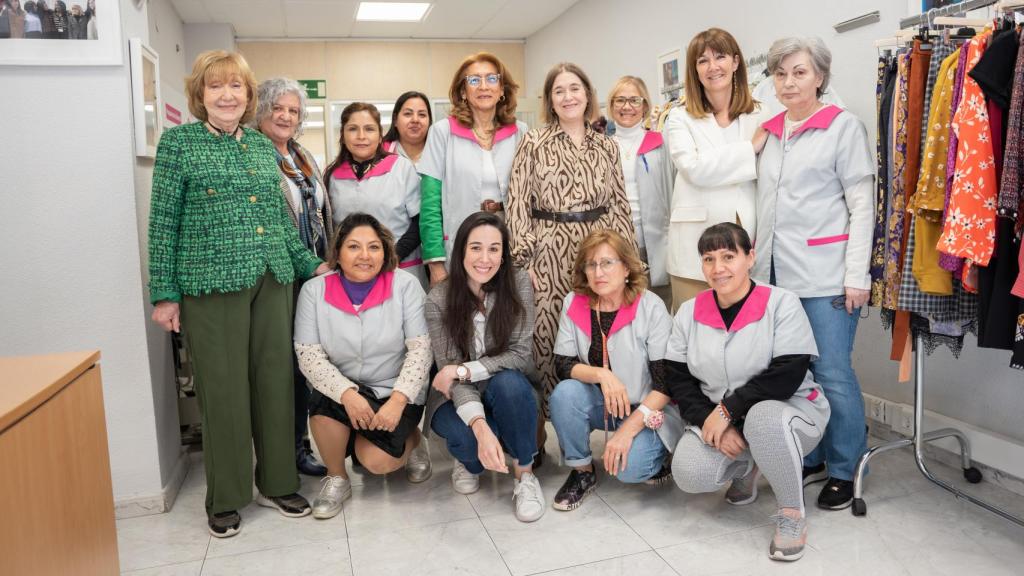 El equipo de APRAMP junto a Marta Rivera de la Cruz.