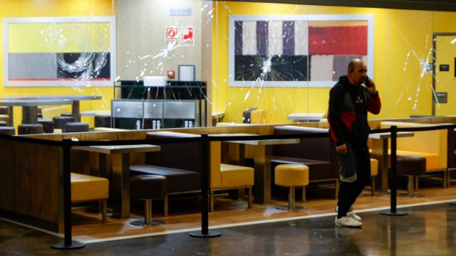 Destrozos en un escaparate causados por el varón que entró a hachazos en el centro comercial de Badalona.