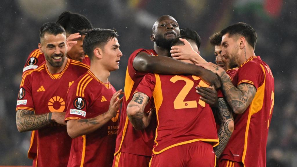 Los jugadores de la Roma celebran un gol en la Europa League.