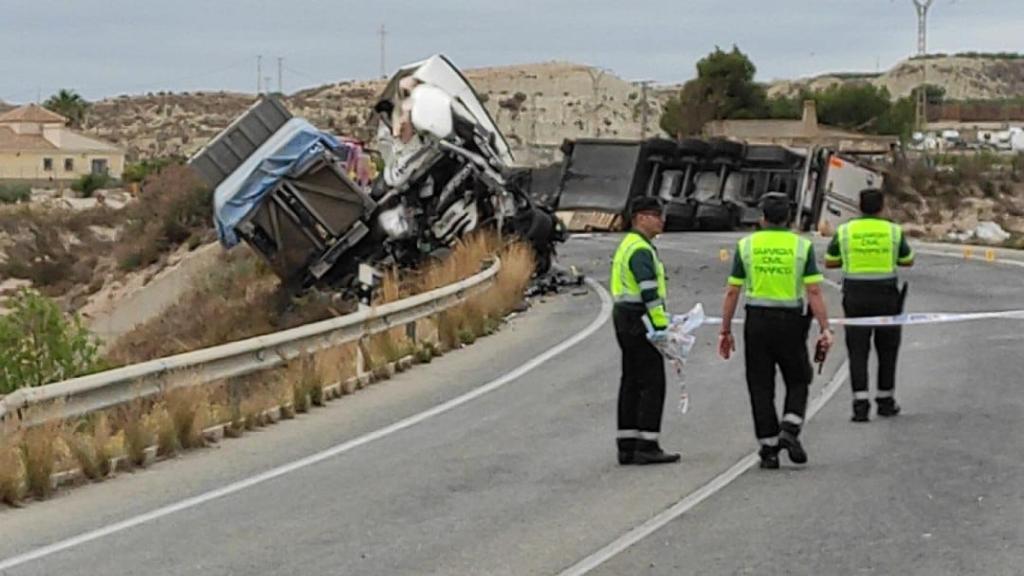 Unos agentes de la Agrupación de Tráfico de la Guardia Civil, este viernes, trabajando a pie de carretera para esclarecer las causas del siniestro vial de la RM-411.