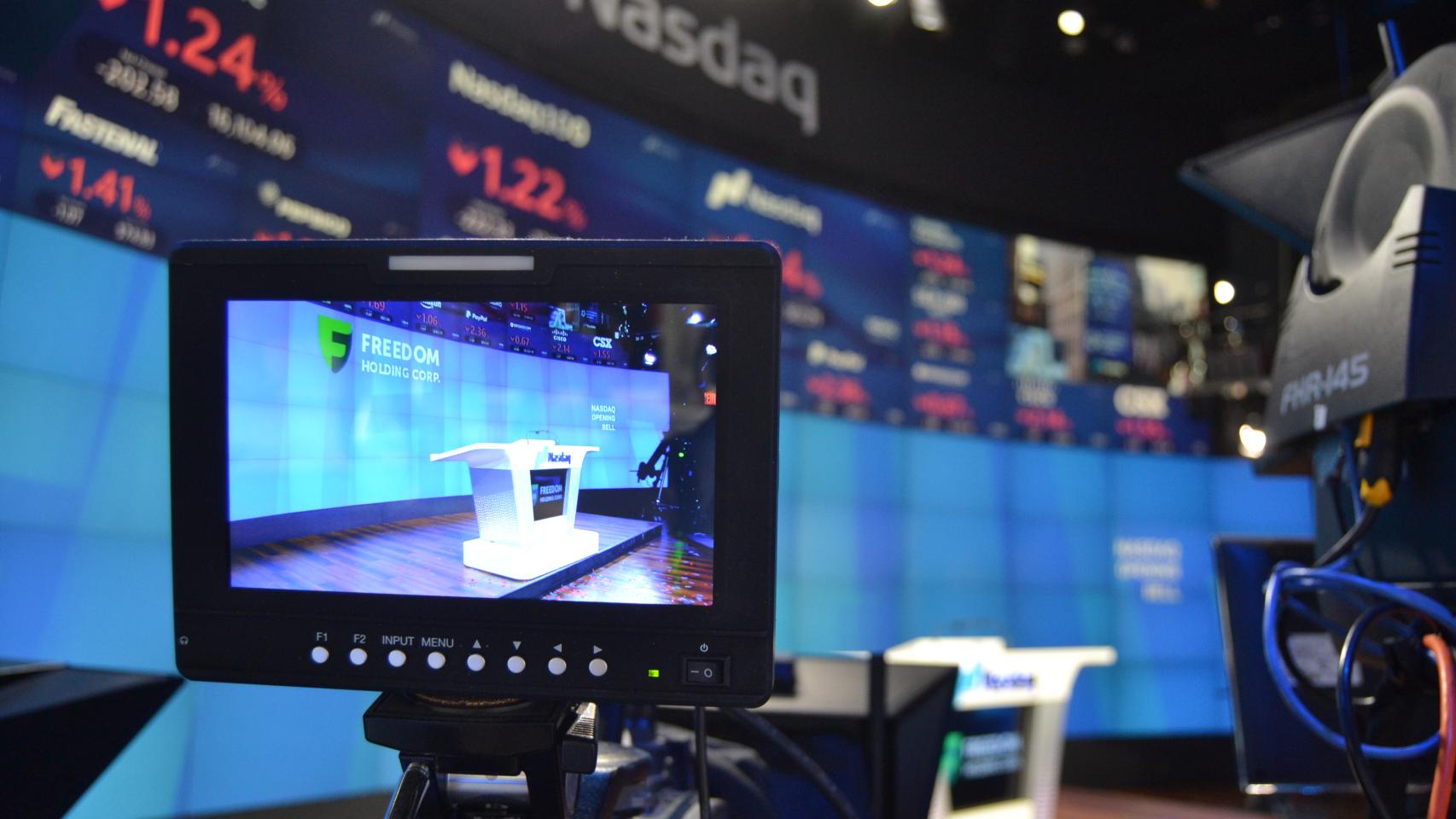 Logo de Freedom Holding Corp proyectado en las pantallas del Nasdaq.