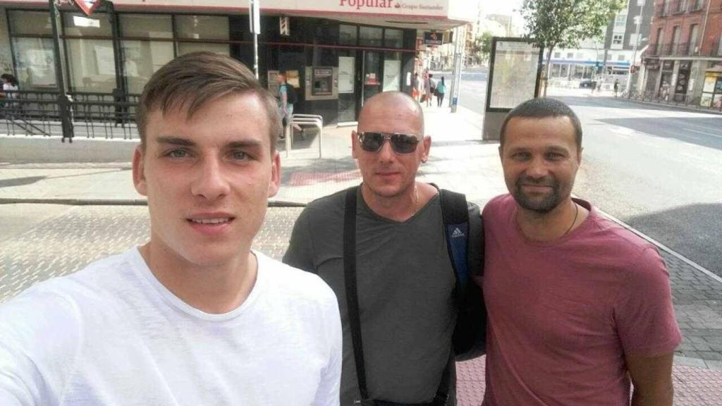 Andrey Lunin con su padre y su entrenador Sergei Volvakov, a la derecha.