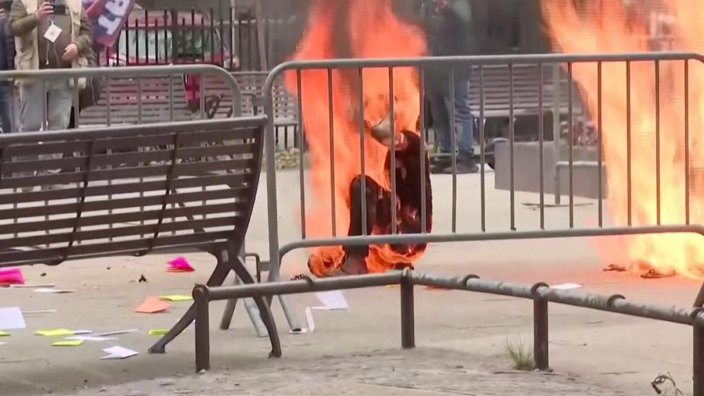 Momento en el que un individuo se ha prendido fuego junto al tribunal donde se juzga a Donald Trump.