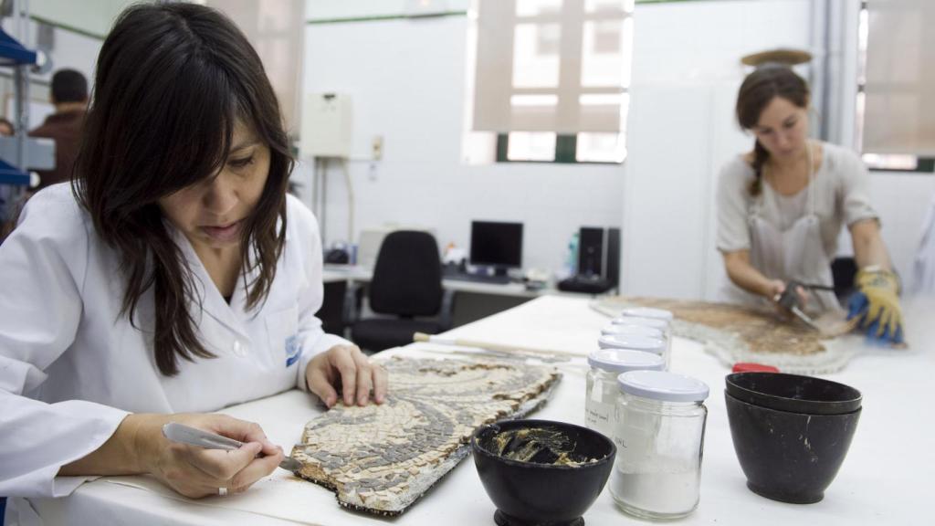 Expertas trabajan en la recuperación de los elementos encontrados, en 2013.