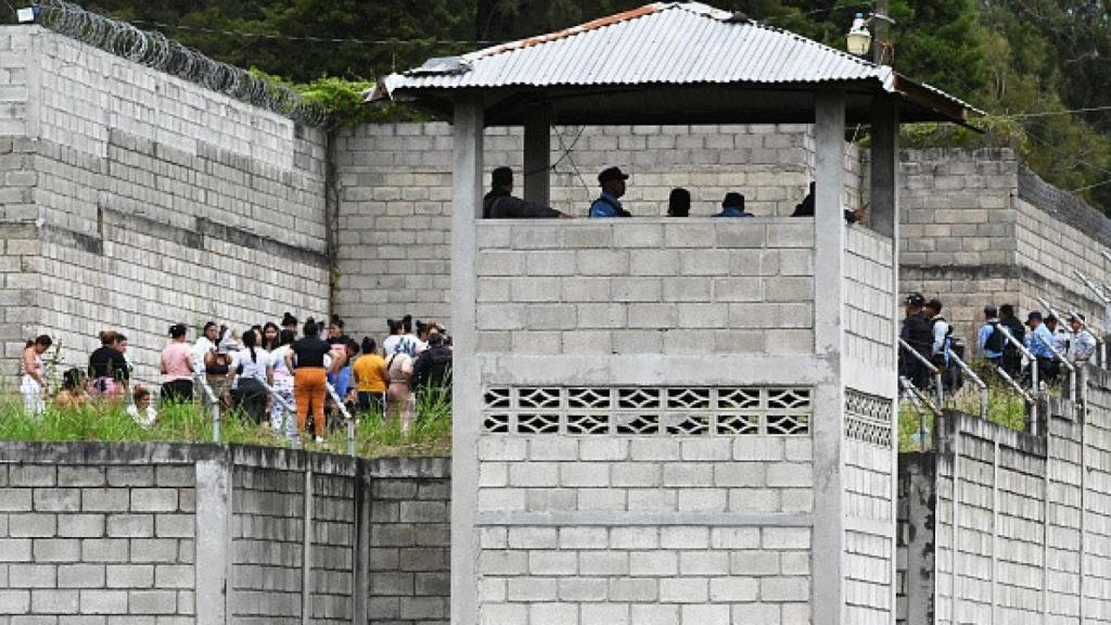 Los guardias penitenciarios custodian a las reclusas de la prisión del Centro de Adaptación Social de Mujeres (CEFAS) después del asesinato de 46 mujeres, a 20 junio de 2023.