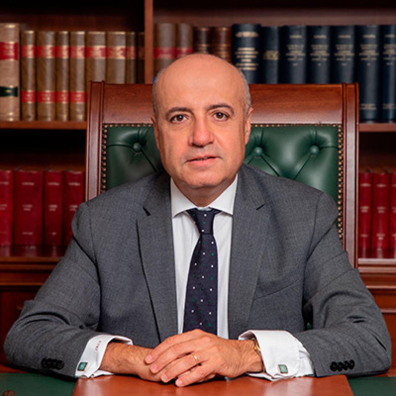 El abogado en su despacho