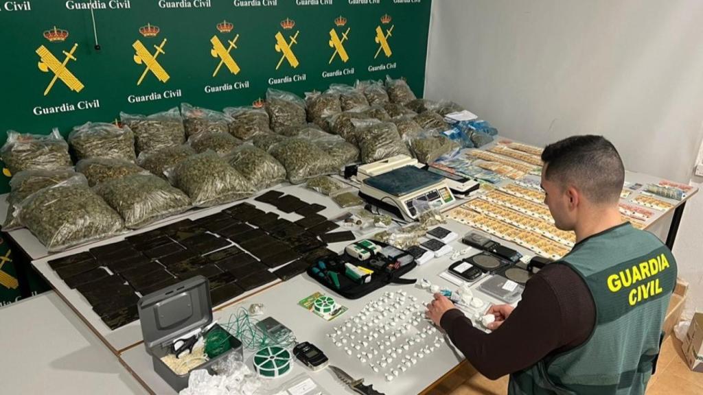 Objetos incautados en la operación.