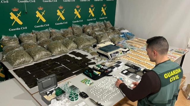 Objetos incautados en la operación.