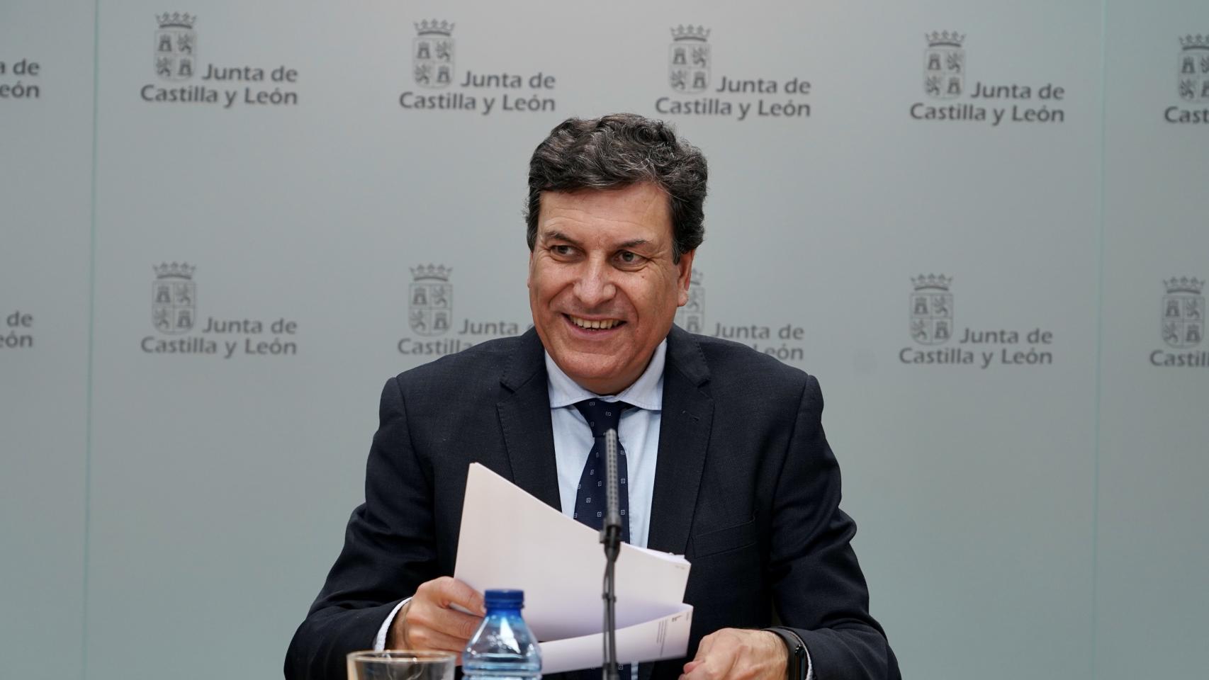 El consejero de Economía y Hacienda y portavoz, Carlos Fernández Carriedo, comparece en rueda de prensa posterior al Consejo de Gobierno.