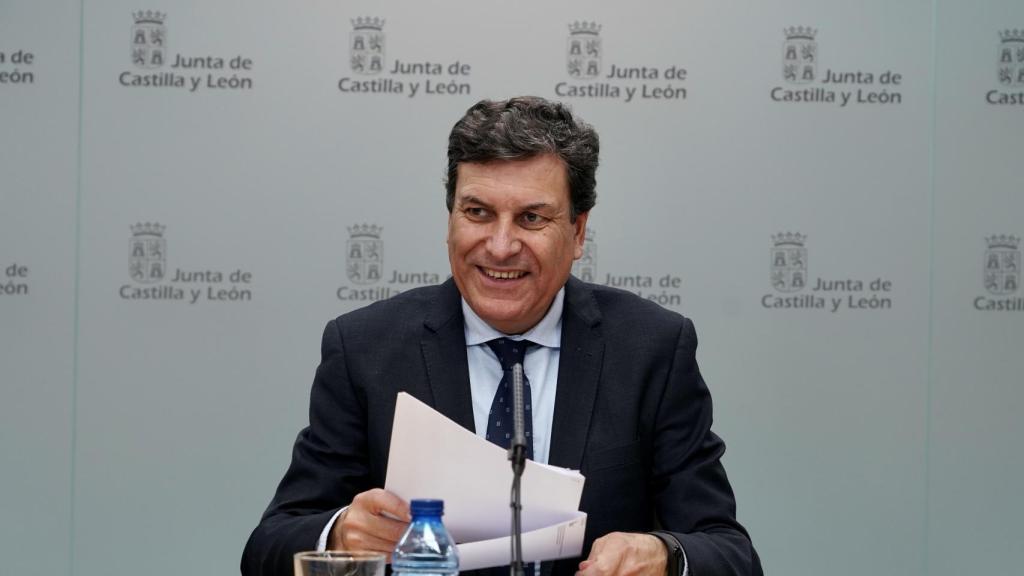 El consejero de Economía y Hacienda y portavoz, Carlos Fernández Carriedo, comparece en rueda de prensa posterior al Consejo de Gobierno.