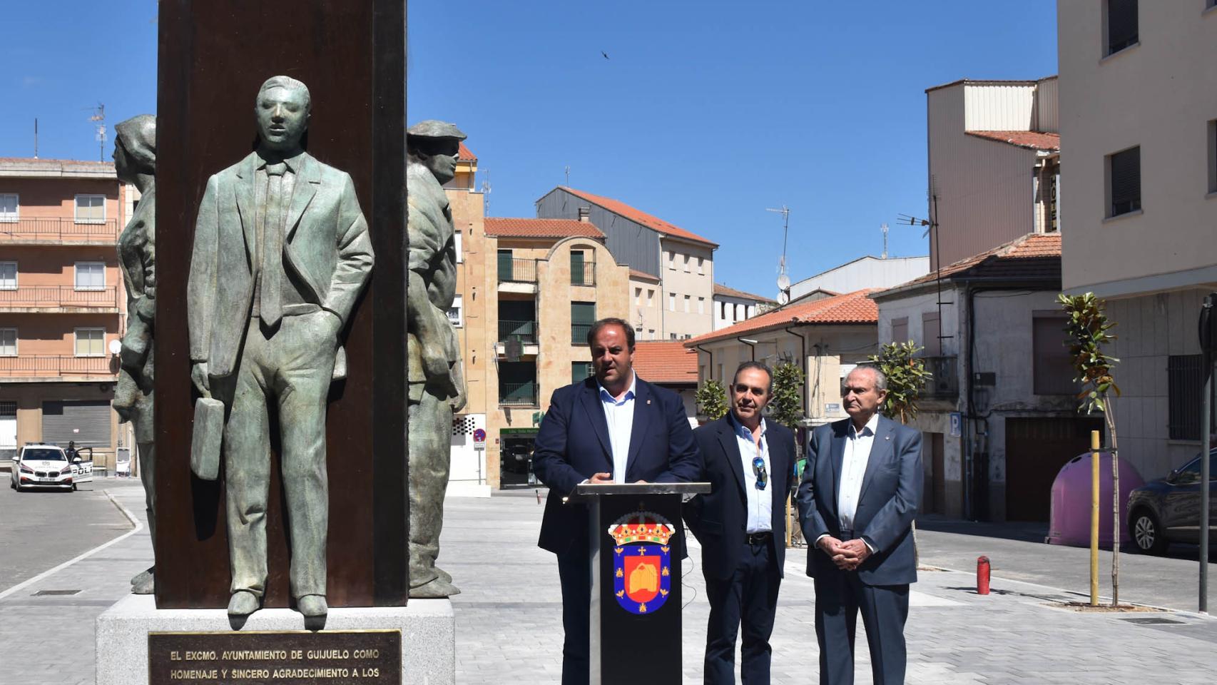 Escultura en la plaza Julián Coca de Guijuelo