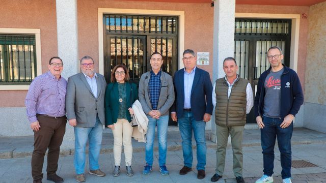 Miembros de la nueva junta directiva de la asociación junto a el alcalde de Carbajosa, Pedro Samuel Martín, y el concejal de Empleo y Desarrollo Local, José Álvarez