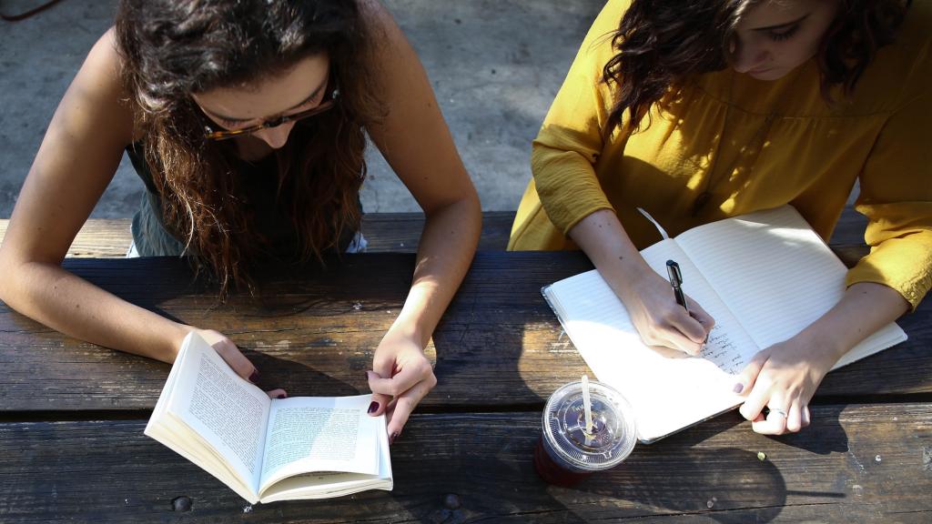 Estudiantes leyendo