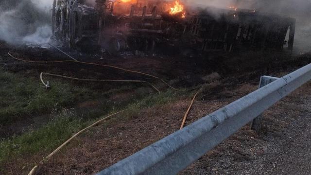 Incendio de un camión en la A-6