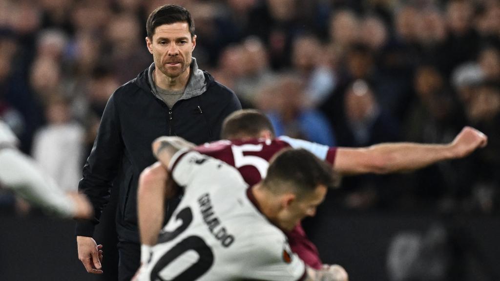 Xabi Alonso observa una jugada durante el West Ham - Bayer Leverkusen.
