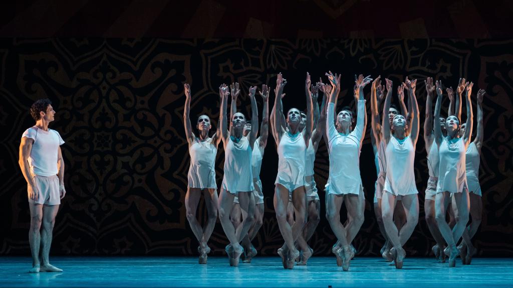 Una imagen de 'Heatscape' de Justin Peck interpretada por el CDN en los Teatros del Canal
