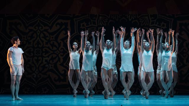 Una imagen de 'Heatscape' de Justin Peck interpretada por el CDN en los Teatros del Canal