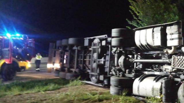 Camión volcado en Ocaña (Toledo).