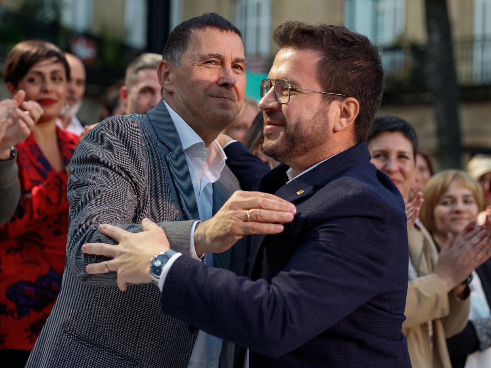 Arnaldo Otegi y Pere Aragonès en el acto de cierre de campaña de Bildu en Bilbao.