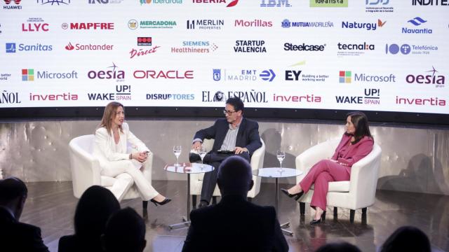 La alcaldesa de Zaragoza, Natalia Chueca (i), y la de La Coruña, Inés Rey (d), participan este viernes en el foro 'Wake Up, Spain!'.