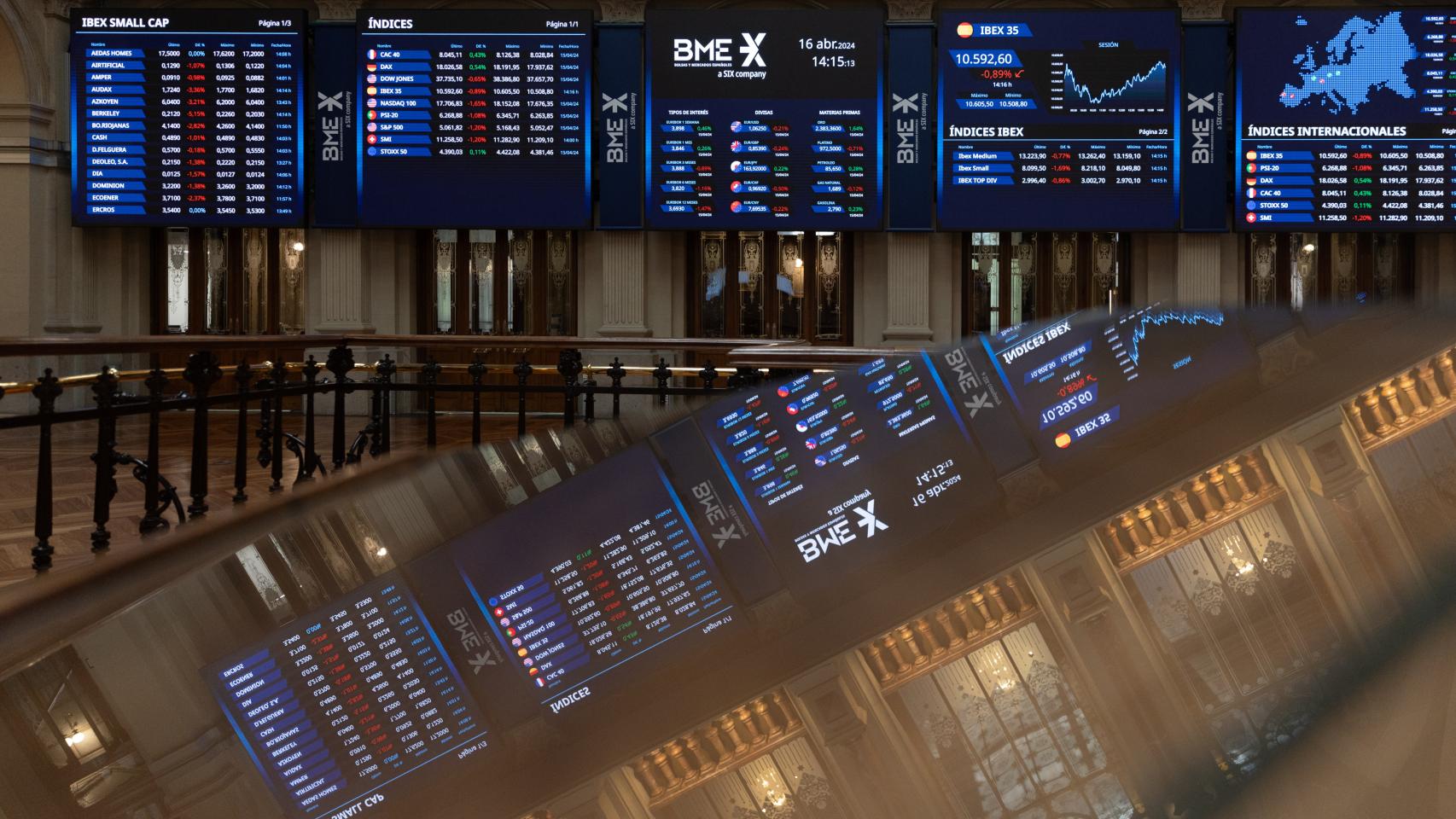 Paneles del Ibex 35 en el Palacio de la Bolsa de Madrid.
