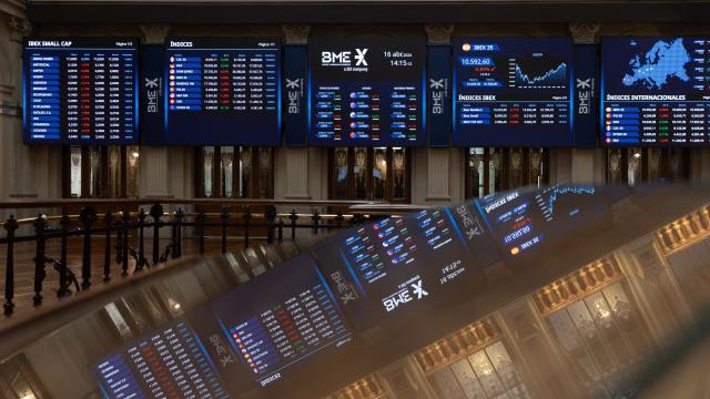Paneles del Ibex 35 en el Palacio de la Bolsa de Madrid.
