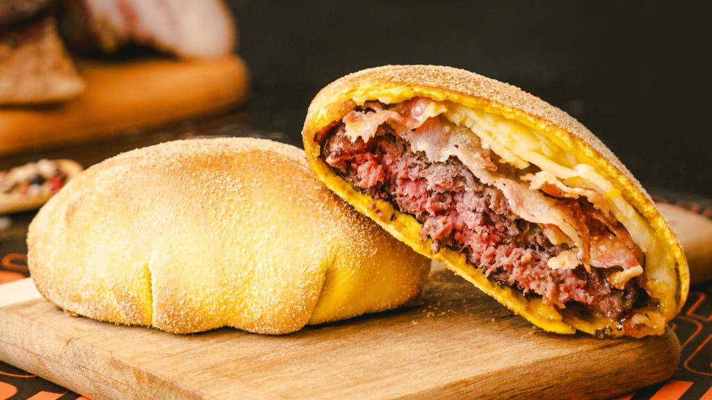 Una de las hamburguesas envueltas de Nugu Burger.