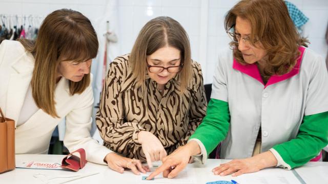 Marta Rivera de la Cruz entre Rocío Mora y Judith Ponce de APRAMP.