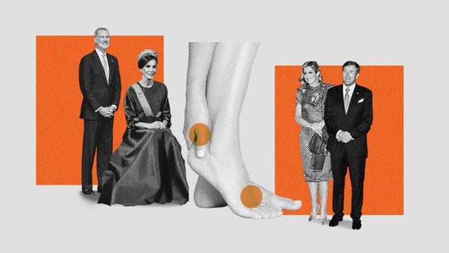 A la izquierda, Felipe VI y Letizia, sentada a causa del neuroma de Morton que sufre. A la derecha, los reyes de los Países Bajos, Máxima y Guillermo.