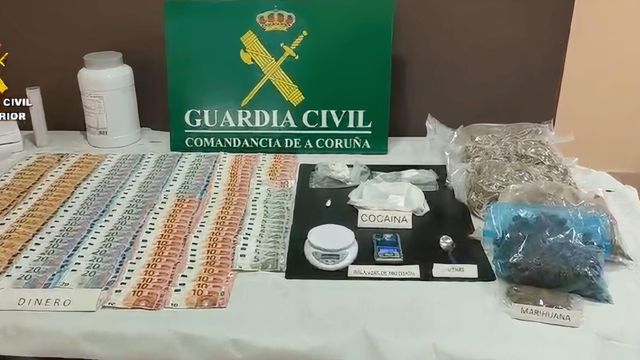 Imagen del dinero y las substancias incautadas en Rianxo.