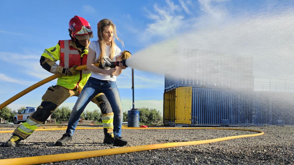 Raquel, como voluntaria en una de las demostraciones de extinción de fuego en exteriores.