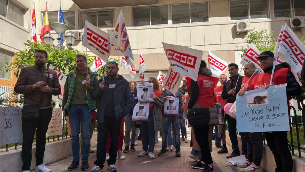 Manifestantes luchan por un control de la Junta de Castilla y León.
