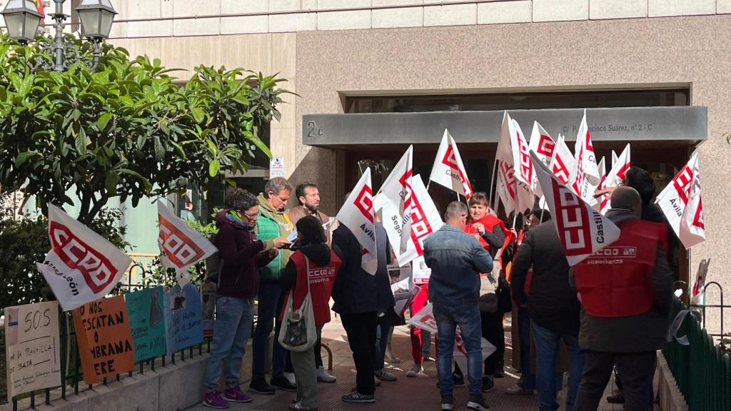 El personal del Zambrana coloca pancartas en la puerta de la Gerencia de Servicios Sociales de Castilla y León.
