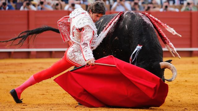 Sebastián Castella torea con la muleta en la Maestranza de Sevilla.