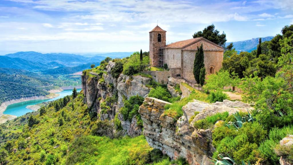 Iglesia románica en Siurana, Cataluña.
