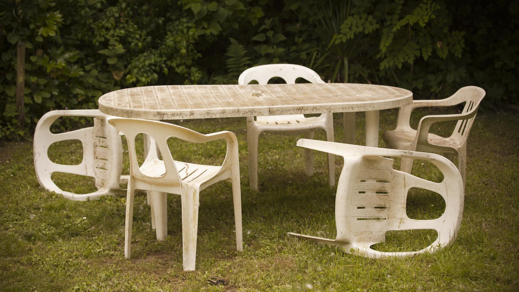 Mesa de centro y cinco sillas.