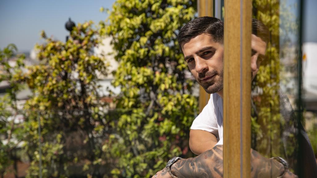 Ilia Topuria posa para la cámara de EL ESPAÑOL