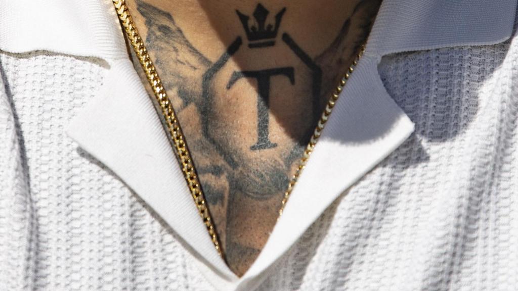 Detalle de los tatuajes de Ilia Topuria