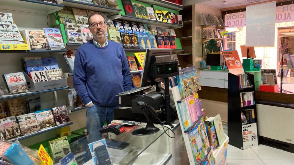 Carlos en su librería