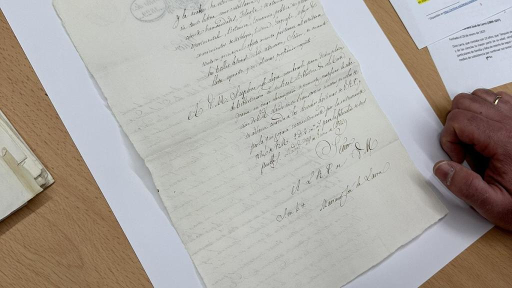 El memorial de Larra para la vacante de escribiente cuarto en la Real Biblioteca, fechado el 28 de enero de 1829. Foto: F. D. Q.