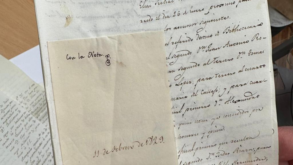 Carta del bibliotecario mayor, Francisco Antonio González, a Fernando VII en la que propone los candidatos para las vacantes. Sobre ella se lee el acuse de recibo de puño y letra del rey, con la nota. Foto: F. D. Q.